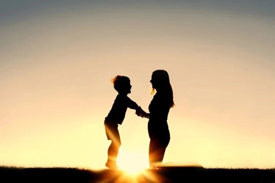 Con trai dồn tiền tiết kiệm mua quà tặng mẹ, phản ứng của người mẹ gây tranh cãi