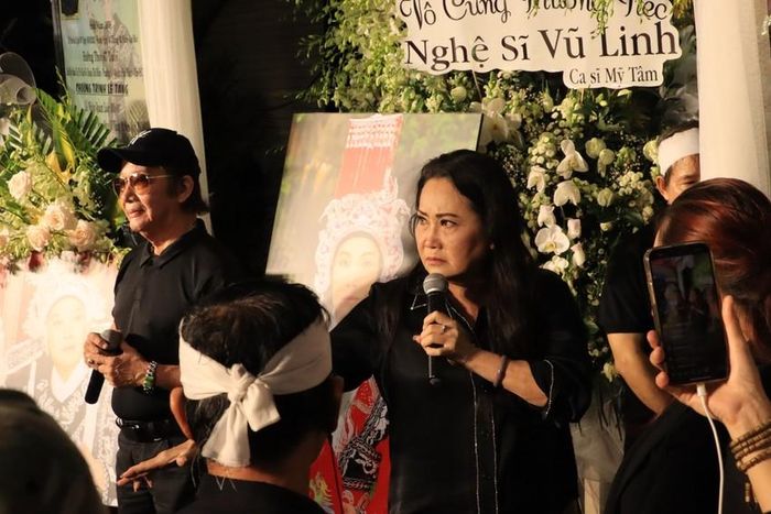 NSND Bạch Tuyết cùng các nghệ sĩ và khán giả trong đêm nhạc tiễn biệt Vũ Linh-4