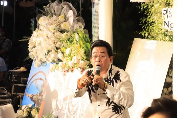 NSND Bạch Tuyết cùng các nghệ sĩ và khán giả trong đêm nhạc tiễn biệt Vũ Linh-6