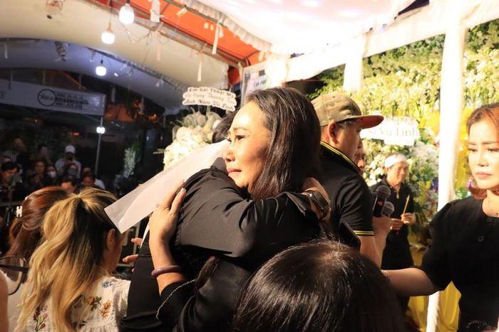 NSND Bạch Tuyết cùng các nghệ sĩ và khán giả trong đêm nhạc tiễn biệt Vũ Linh-5