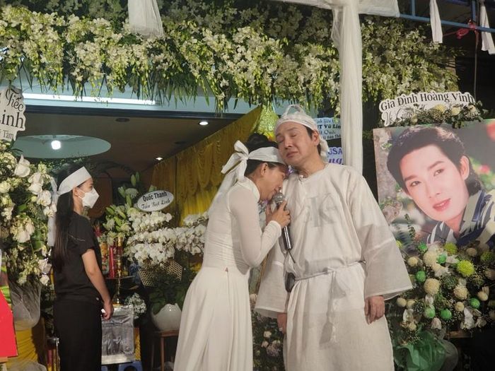 NSND Bạch Tuyết cùng các nghệ sĩ và khán giả trong đêm nhạc tiễn biệt Vũ Linh-14