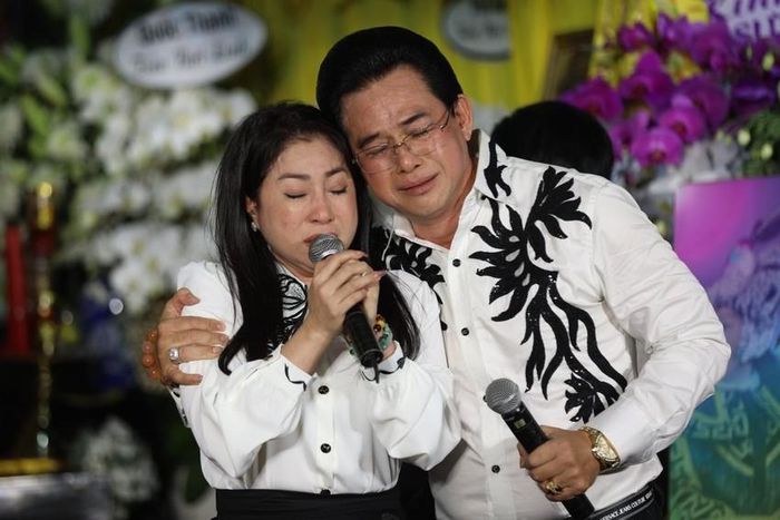 NSND Bạch Tuyết cùng các nghệ sĩ và khán giả trong đêm nhạc tiễn biệt Vũ Linh-7