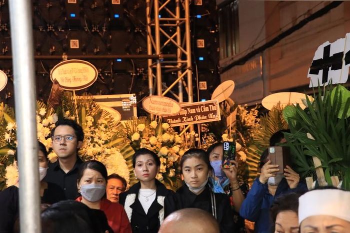 NSND Bạch Tuyết cùng các nghệ sĩ và khán giả trong đêm nhạc tiễn biệt Vũ Linh-2