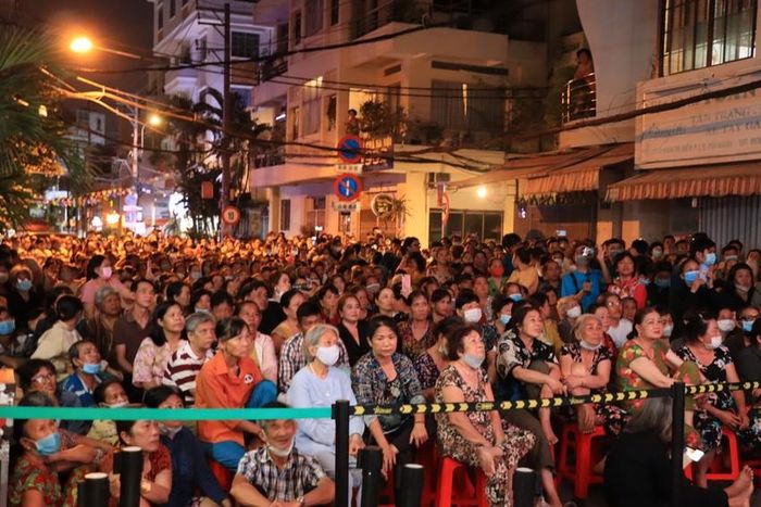 NSND Bạch Tuyết cùng các nghệ sĩ và khán giả trong đêm nhạc tiễn biệt Vũ Linh-1