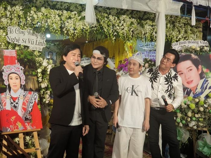 NSND Bạch Tuyết cùng các nghệ sĩ và khán giả trong đêm nhạc tiễn biệt Vũ Linh-20