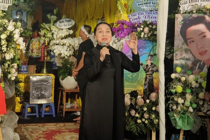 NSND Bạch Tuyết cùng các nghệ sĩ và khán giả trong đêm nhạc tiễn biệt Vũ Linh-18