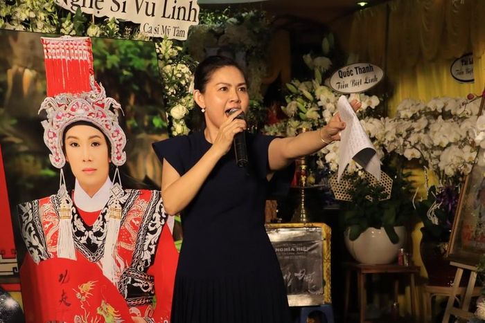 NSND Bạch Tuyết cùng các nghệ sĩ và khán giả trong đêm nhạc tiễn biệt Vũ Linh-19