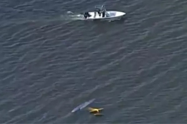 Mở cửa thoát hiểm và trượt khỏi máy bay, khách Mỹ trả giá đắt-2