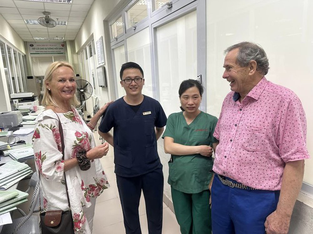 Nữ y tá người Anh mắc COVID-19 cùng chồng trở lại Việt Nam cảm ơn bác sĩ-1