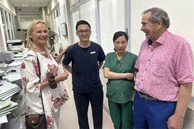Nữ y tá người Anh mắc COVID-19 cùng chồng trở lại Việt Nam cảm ơn bác sĩ