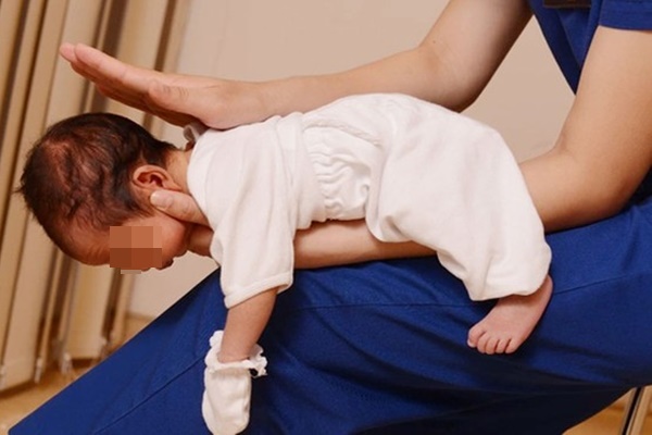 Bé gái 2 tháng tuổi tử vong nghi do ngạt sữa-1