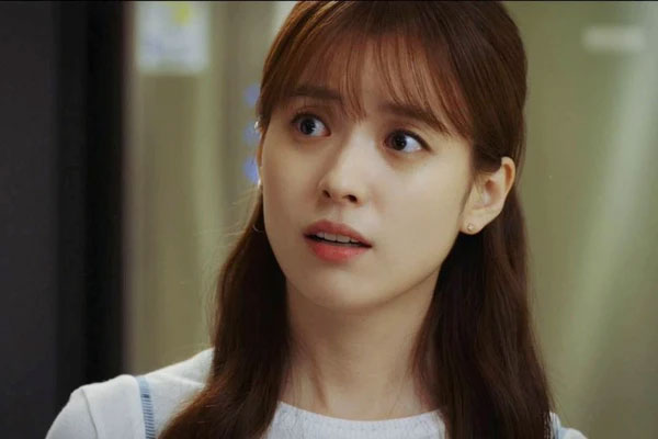 Họ hàng ở quê đến chơi, mẹ chồng bảo tôi nấu nướng, khi cả nhà ngồi xuống ăn, tôi rơi nước mắt với hành động của bà-1