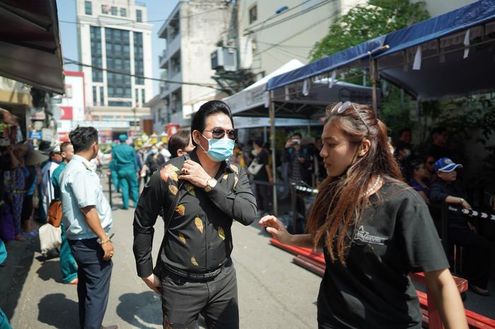 Đồng nghiệp và hàng nghìn khán giả đưa tiễn NSƯT Vũ Linh về nơi an nghỉ-10