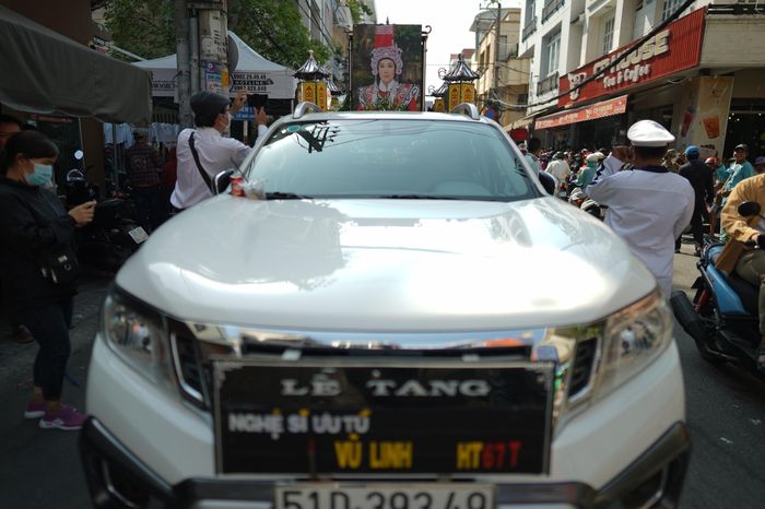 Đồng nghiệp và hàng nghìn khán giả đưa tiễn NSƯT Vũ Linh về nơi an nghỉ-3