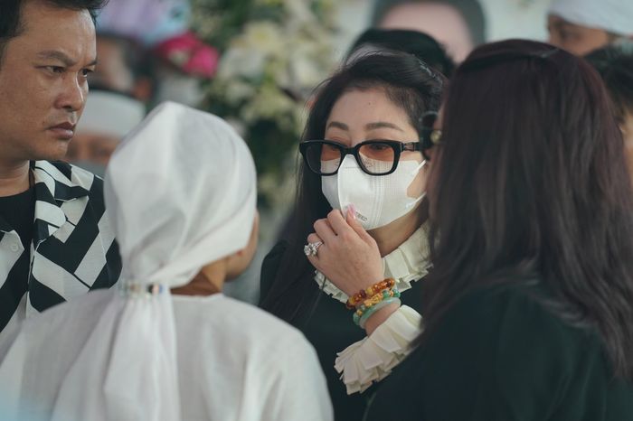 Đồng nghiệp và hàng nghìn khán giả đưa tiễn NSƯT Vũ Linh về nơi an nghỉ-11