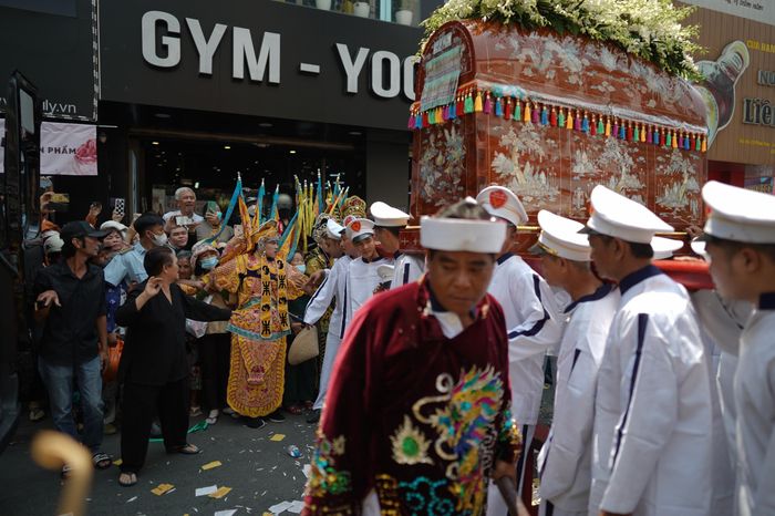 Đồng nghiệp và hàng nghìn khán giả đưa tiễn NSƯT Vũ Linh về nơi an nghỉ-15