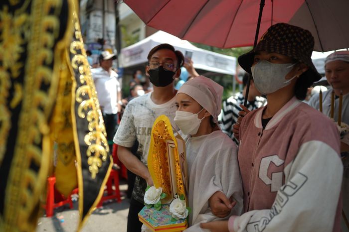 Đồng nghiệp và hàng nghìn khán giả đưa tiễn NSƯT Vũ Linh về nơi an nghỉ-6