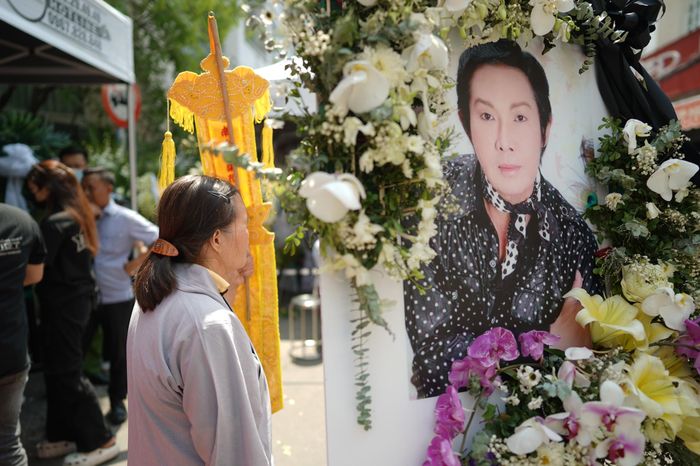 Đồng nghiệp và hàng nghìn khán giả đưa tiễn NSƯT Vũ Linh về nơi an nghỉ-4