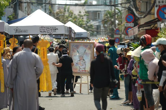 Đồng nghiệp và hàng nghìn khán giả đưa tiễn NSƯT Vũ Linh về nơi an nghỉ-5