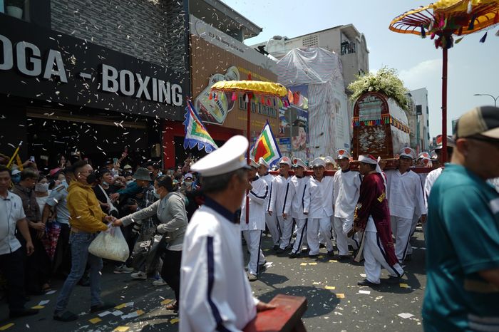 Đồng nghiệp và hàng nghìn khán giả đưa tiễn NSƯT Vũ Linh về nơi an nghỉ-16