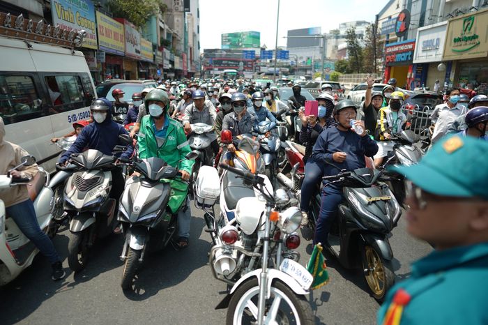 Đồng nghiệp và hàng nghìn khán giả đưa tiễn NSƯT Vũ Linh về nơi an nghỉ-19
