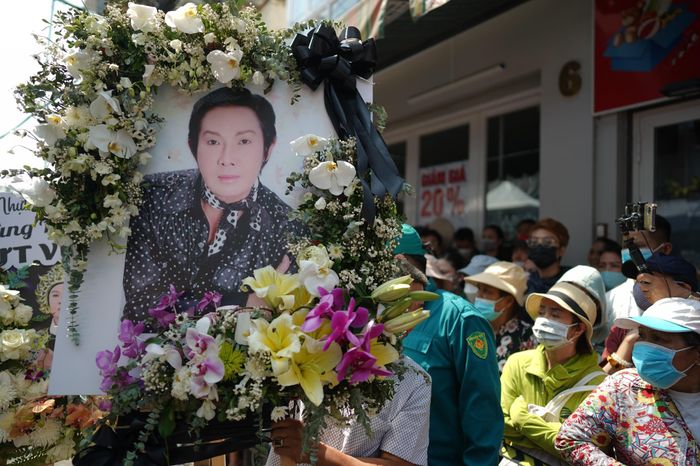 Đồng nghiệp và hàng nghìn khán giả đưa tiễn NSƯT Vũ Linh về nơi an nghỉ-18