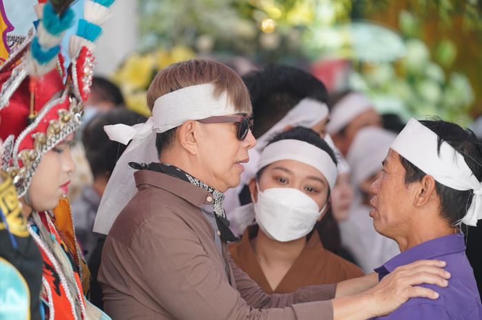 Đồng nghiệp và hàng nghìn khán giả đưa tiễn NSƯT Vũ Linh về nơi an nghỉ-2