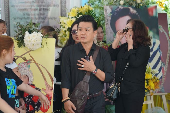 Đồng nghiệp và hàng nghìn khán giả đưa tiễn NSƯT Vũ Linh về nơi an nghỉ-13