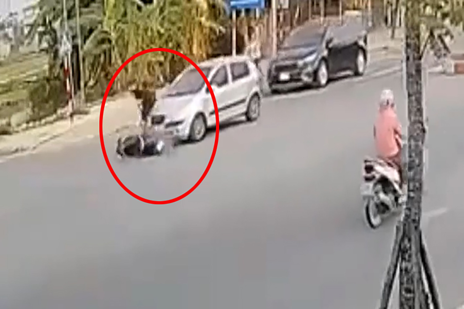 Đèo con nhỏ phóng như bay qua ngã tư, hai mẹ con bị ô tô hất văng-1