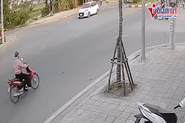 Đèo con nhỏ phóng như bay qua ngã tư, hai mẹ con bị ô tô hất văng