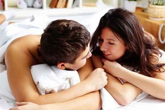 Chồng thân mật gần gũi với cô hàng xóm độc thân trong phòng ngủ chỉ là hành động 'say nắng'