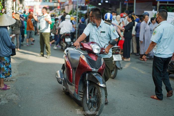 Trật tự đô thị chật vật đảm bảo cho lễ đưa tang NSƯT Vũ Linh-6