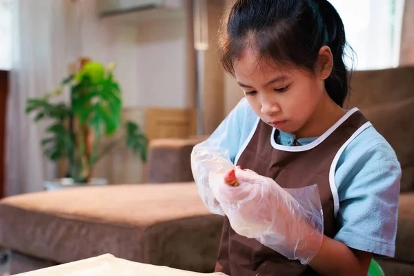 4 kiểu hành vi chứng tỏ trẻ được cha mẹ giáo dục tốt: Lớn lên dẫu không giàu có thì cuộc đời cũng rất êm đềm, suôn sẻ!-1