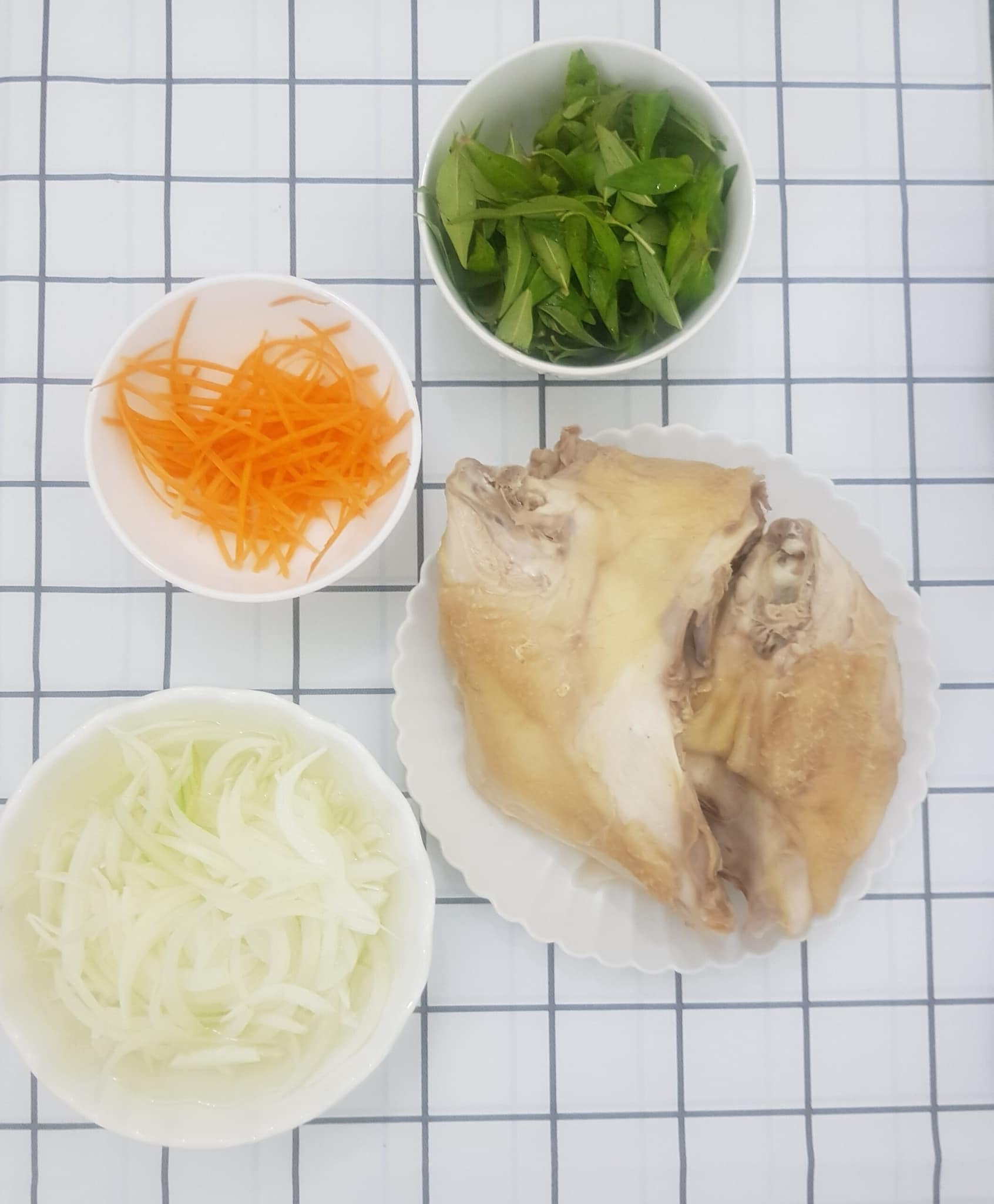 Ức gà đừng hấp hay rán, mang trộn rau răm, hành tây đảm bảo ngon không ngán-2