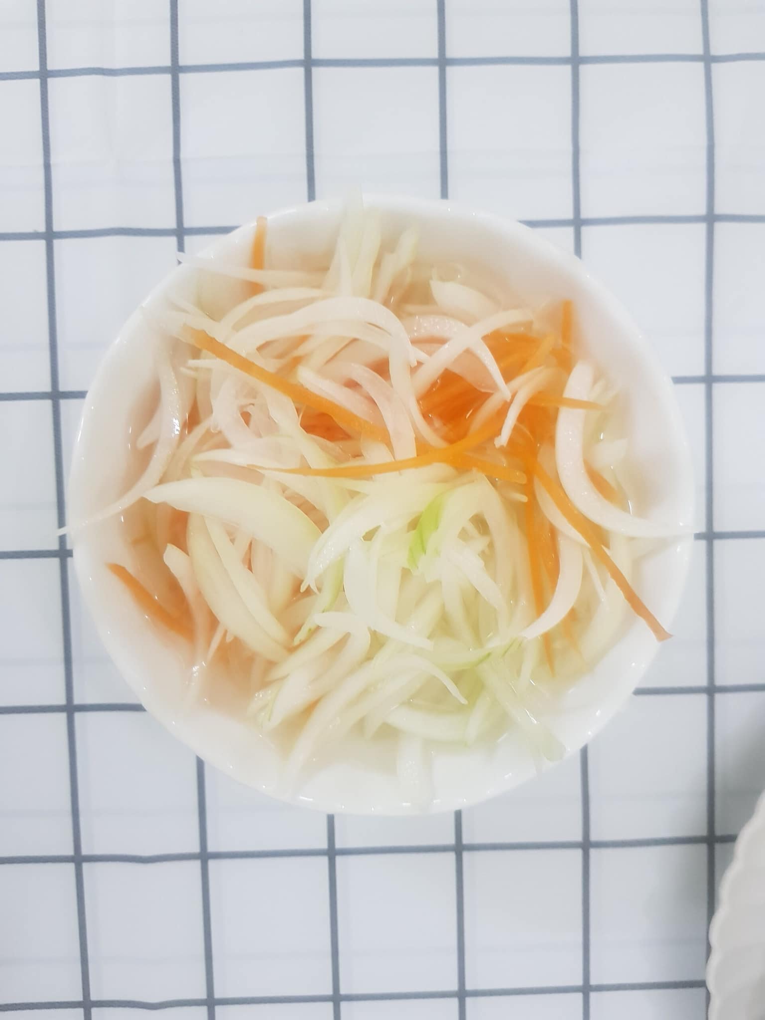 Ức gà đừng hấp hay rán, mang trộn rau răm, hành tây đảm bảo ngon không ngán-4