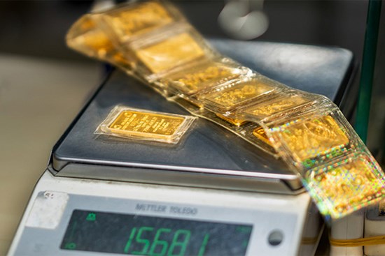 Giá vàng hôm nay 10/3: Giá lao dốc, giao dịch trầm lắng