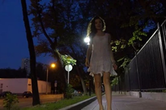 Vợ thường xuyên mặc váy, trang điểm rồi lang thang trong đêm khiến tôi bị mang tiếng