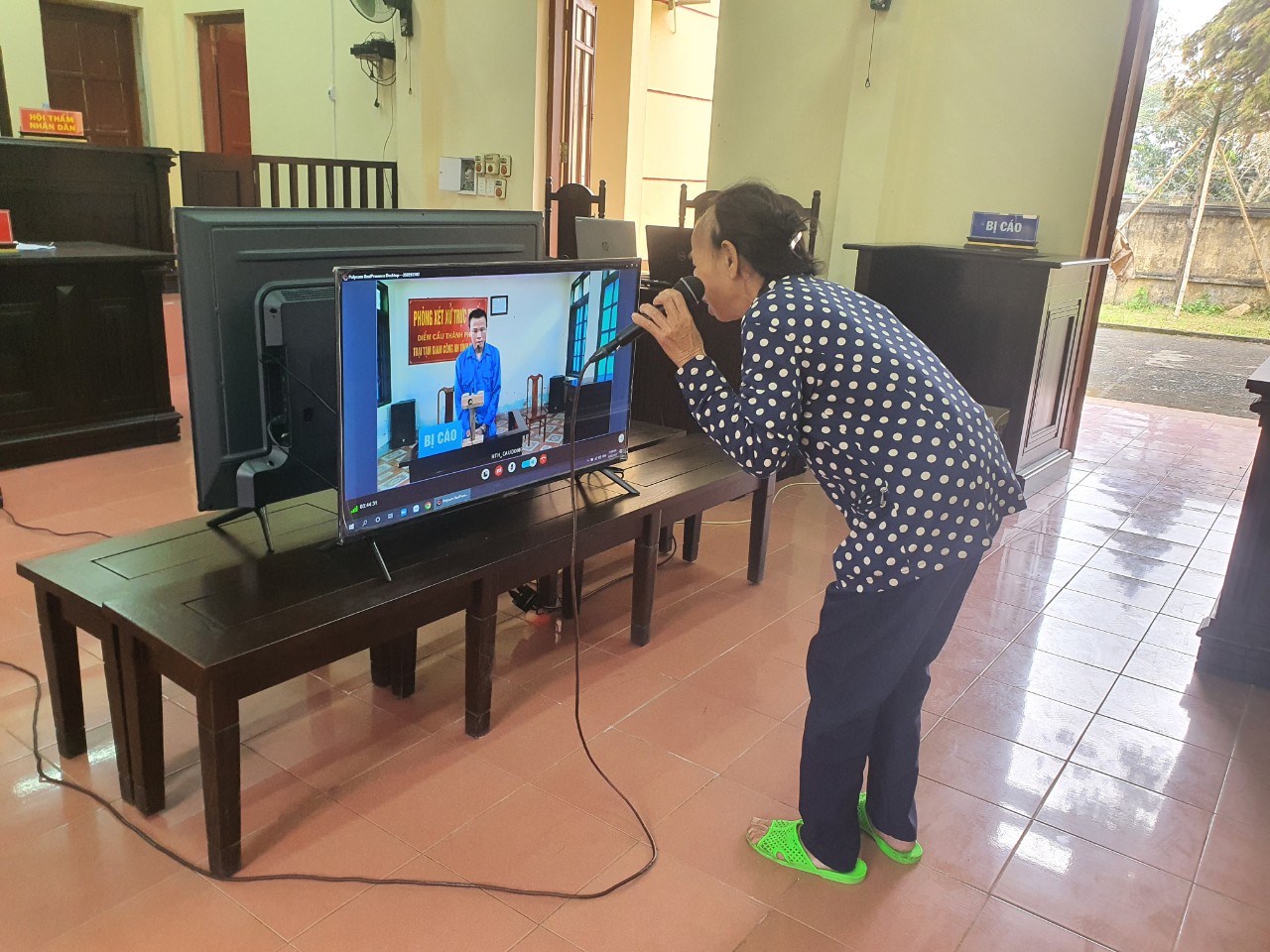 Nặng trĩu tình mẹ giữa chốn pháp đình-2