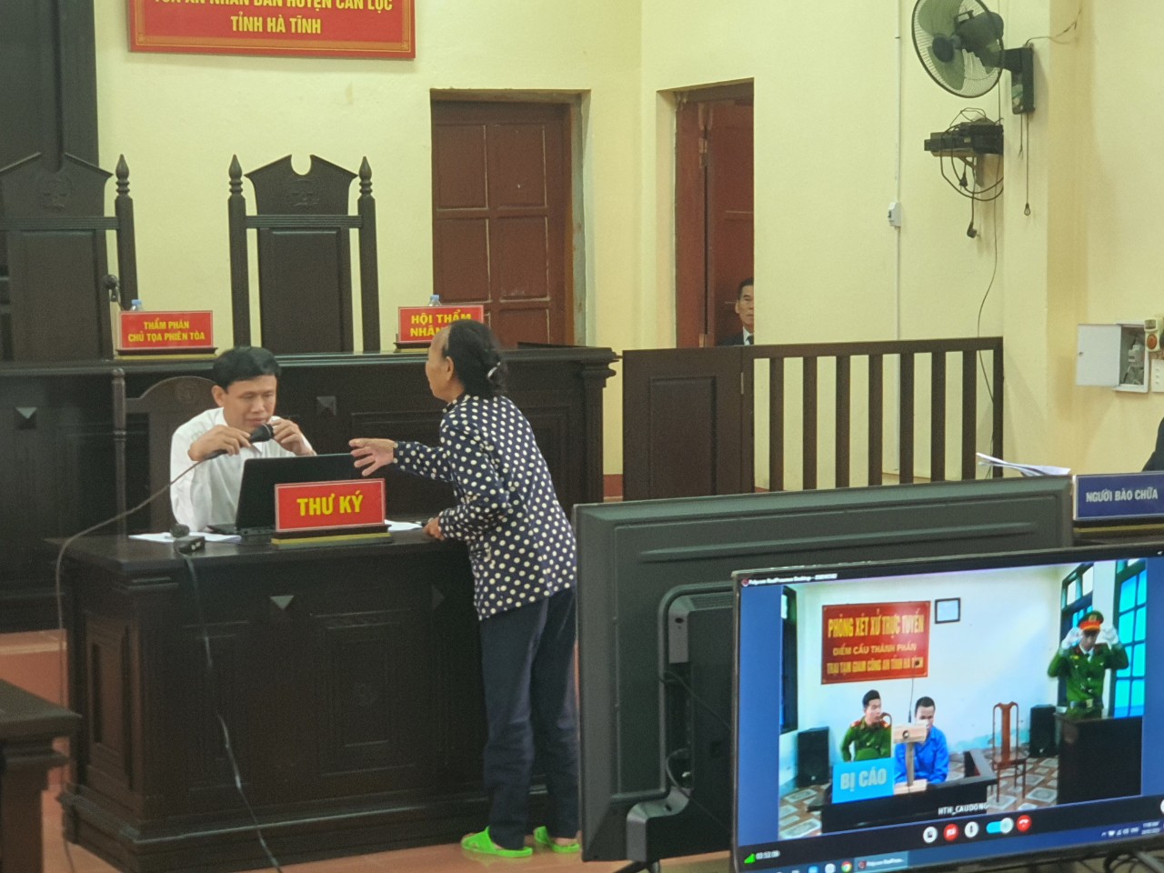 Nặng trĩu tình mẹ giữa chốn pháp đình-3