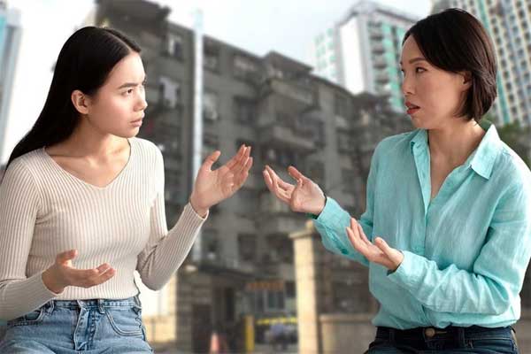 Bố mẹ không cho mua giày, cô gái 28 tuổi gào khóc ở cửa hàng-2