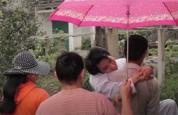 Thạc sĩ rơi lầu vượt qua biến cố nhờ tình thương của bố mẹ-3