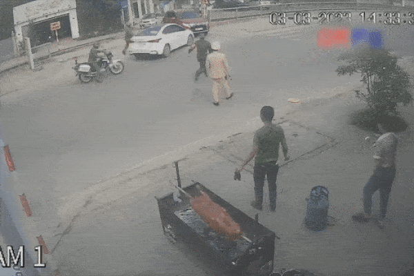 Thanh niên vượt đèn đỏ, lao thẳng vào xe máy-1