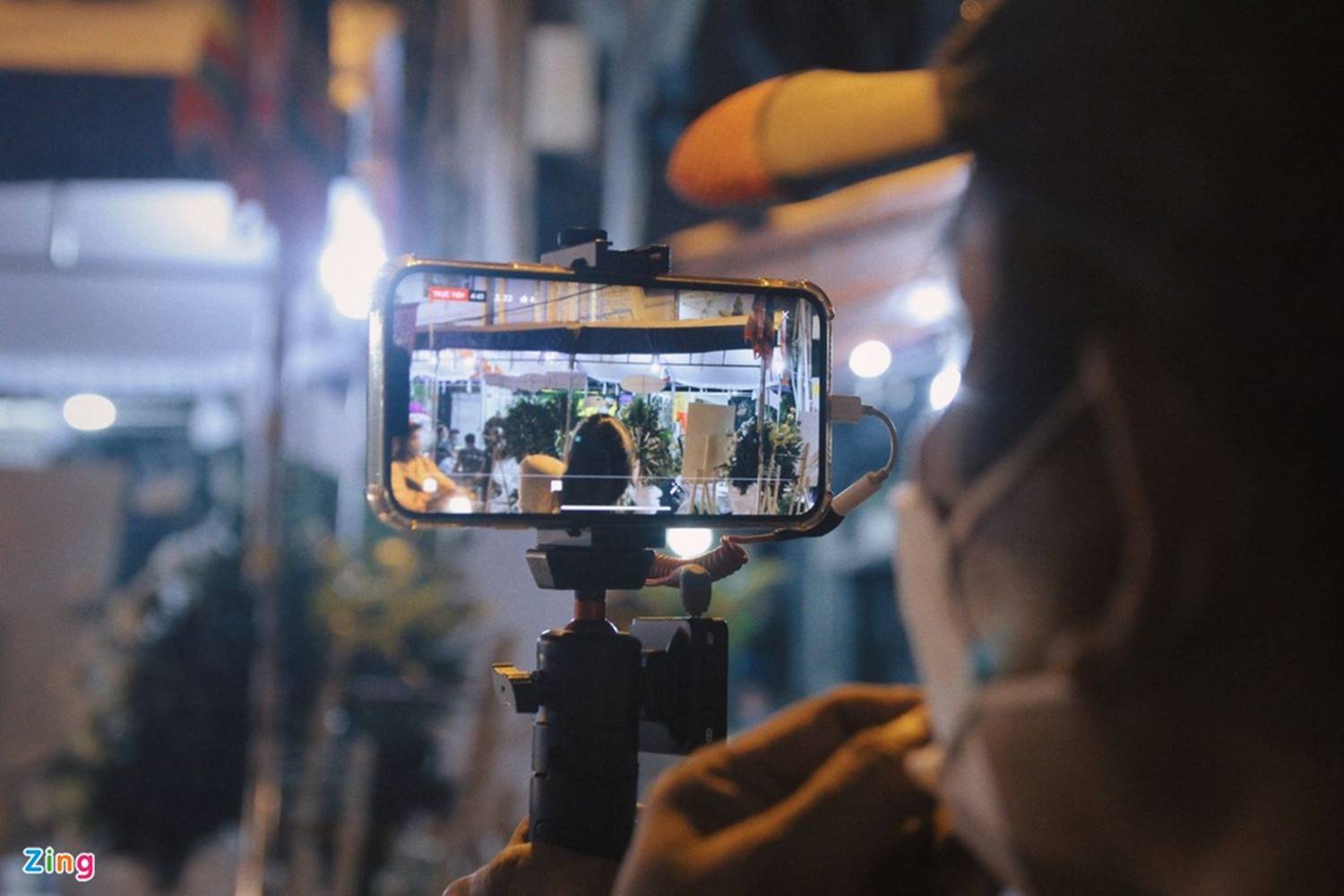 Streamer bất chấp pháp luật và đạo đức ở lễ tang nghệ sĩ Việt-1