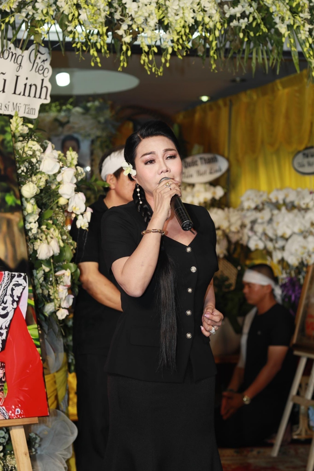 Streamer bất chấp pháp luật và đạo đức ở lễ tang nghệ sĩ Việt-3