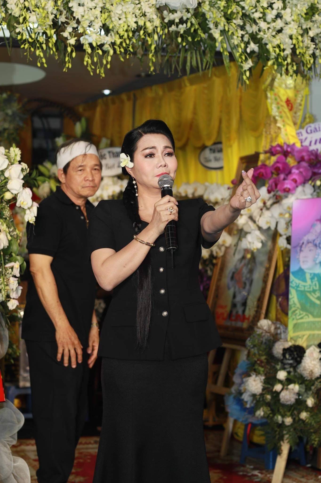 Streamer bất chấp pháp luật và đạo đức ở lễ tang nghệ sĩ Việt-4
