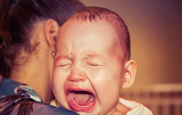 Bé khóc ngay khi nhìn thấy ai đó, có thể người khác không hiểu nhưng cha mẹ cần biết nguyên nhân-2