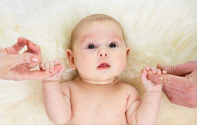 Bé khóc ngay khi nhìn thấy ai đó, có thể người khác không hiểu nhưng cha mẹ cần biết nguyên nhân-1