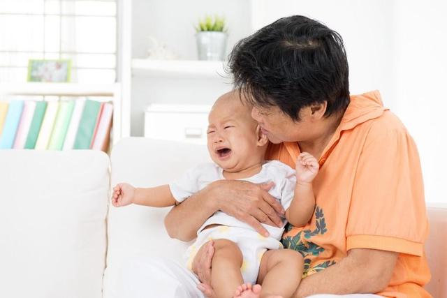 Bé khóc ngay khi nhìn thấy ai đó, có thể người khác không hiểu nhưng cha mẹ cần biết nguyên nhân-3