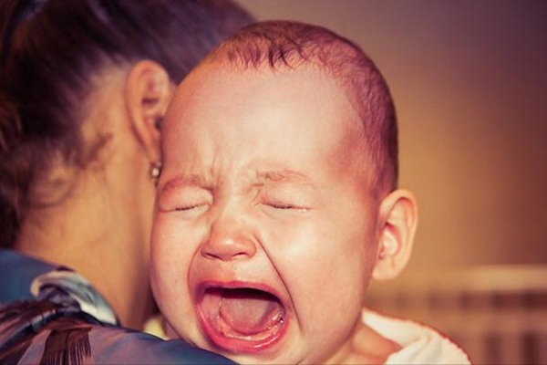 Ông bố dắt con gái 4 tuổi đi dạo, nóng quá liền xắn áo lên ngực, hành vi tiếp theo của cô bé khiến dân mạng phải suy ngẫm-3