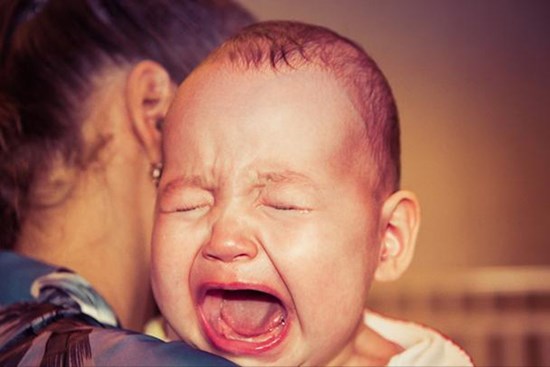 Bé khóc ngay khi nhìn thấy ai đó, có thể người khác không hiểu nhưng cha mẹ cần biết nguyên nhân